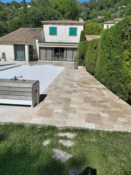 Pose de carrelage en pierre naturelle pour terrasse de piscine à Vence
