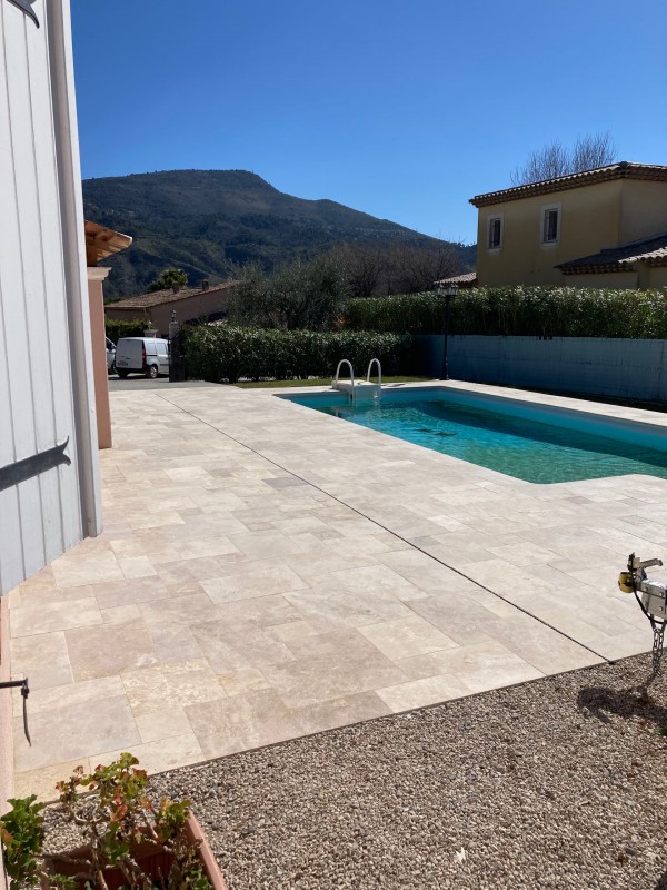 Pose de carrelage naturelle autour d'une piscine à Carros